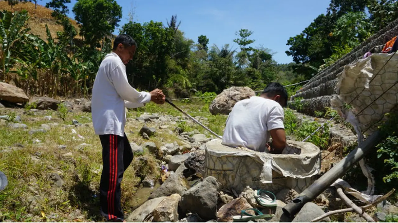 Krisis Air Warga Terpaksa Membuat Sumur Darurat Dekat Sungai Mati