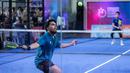 Selebritas Indonesia, Thoriq Halilintar berusaha mengembalikan bola ke arah pasangan Saih Halilntar dan Fateh Halilintar dalam laga final ganda putra padel Turnamen Olahraga Selebriti Indonesia (TOSI) Season 4 di GOR UNJ, Rawamangun, Minggu (09/11/2025). (Bola.com/Bagaskara Lazuardi)