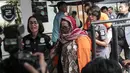 Petugas menggiring komedian Tri Retno Prayudati alias Nunung sebelum rilis kasus narkoba di Ditnarkoba Polda Metro Jaya, Jakarta, Senin (22/7/2019). Nunung ditangkap bersama suaminya, July Jan Sambiran, usai bertransaksi narkoba dengan tersangka TB di kediaman mereka. (Liputan6.com/Faizal Fanani)