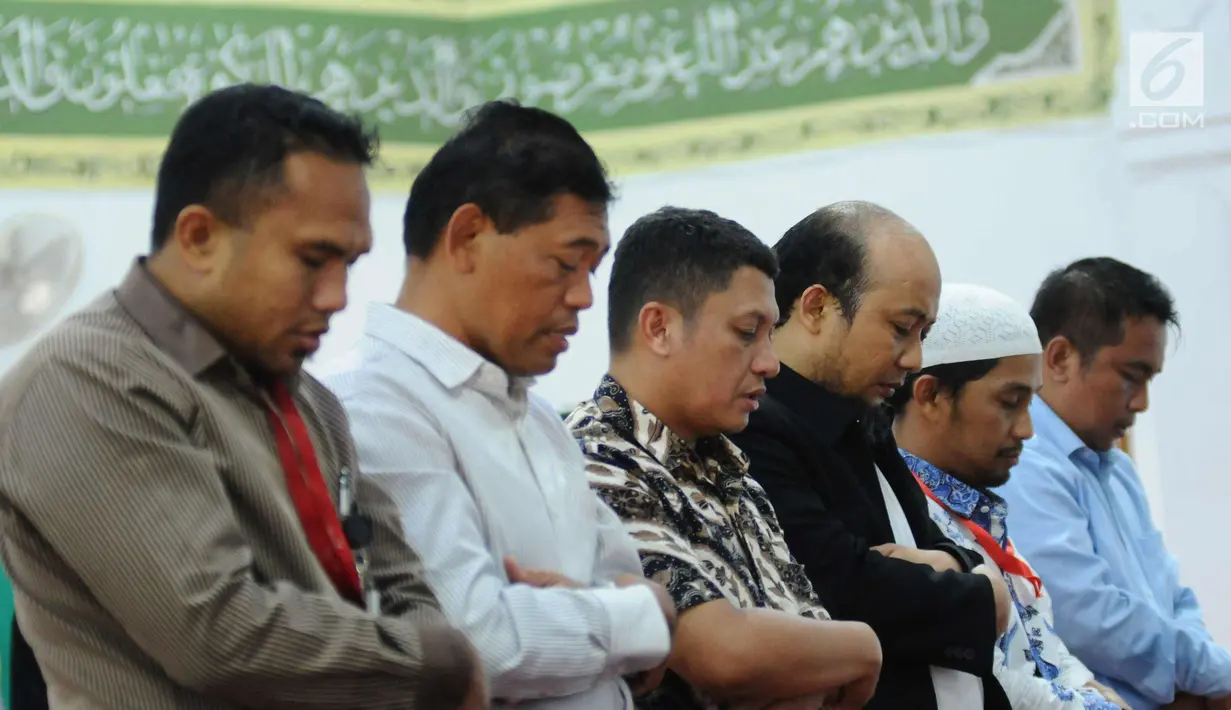 Penyidik KPK, Novel Baswedan (keempat kiri) melaksanakan salat berjamaah di sekitar kediaman di kawasan Kelapa Gading, Jakarta, Kamis (22/2). Novel kembali dalam proses pemulihan sambil menunggu operasi tahap kedua. (Liputan6.com/Helmi Fithriansyah)