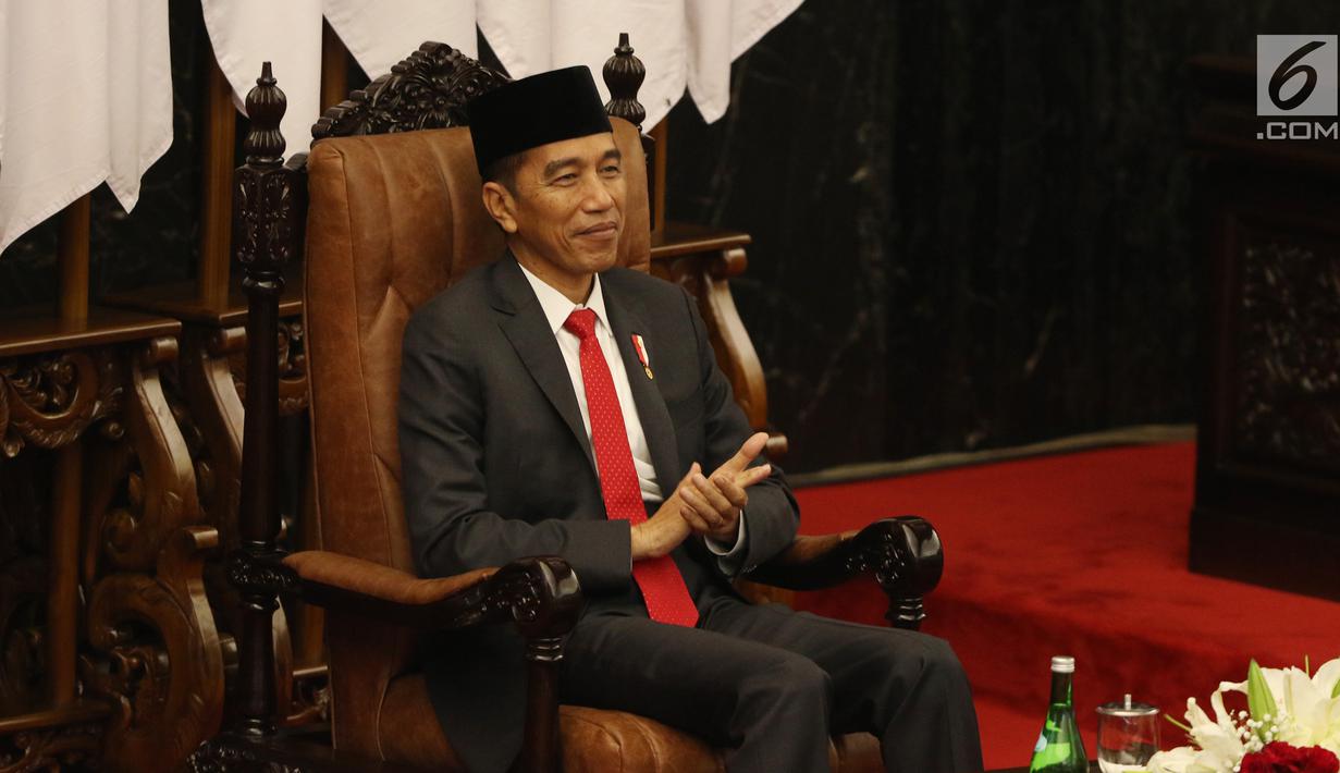 Presiden Joko Widodo atau Jokowi saat menghadiri pelantikan anggota DPR, MPR, dan DPD di Kompleks Parlemen, Jakarta, Selasa (1/10/2019). Para wakil rakyat yang terpilih dalam Pemilihan Umum 2019 dilantik hari ini. (Liputan.com/JohanTallo)