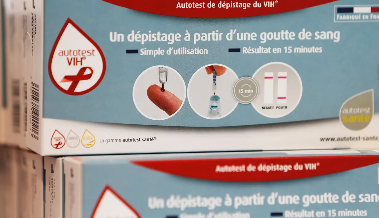 Sebuah alat tes kesehatan HIV dipajang di sebuah apotek di Bordeaux, Prancis, Selasa (15/9). Alat tes untuk HIV/AIDS yang mulai dijual di apotek Prancis ini memungkinkan penggunanya bisa mengetahui hasilnya 15 menit kemudian. (REUTERS/Regis Duvignau)