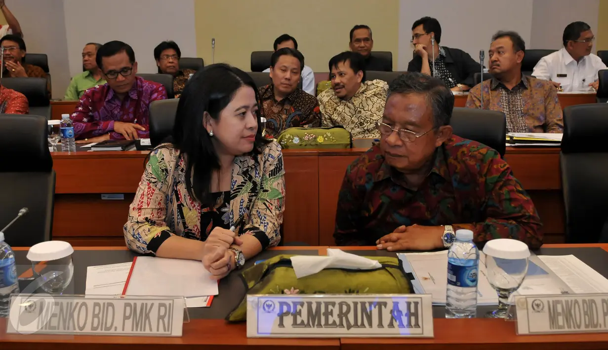 Menko PMK Puan Maharani berbincang dengan Menko Perekonomian Darmin Nasution disela rapat kerja dengan Banggar DPR di Jakarta, Selasa (13/10). Rapat itu membahas RKAKL Kemenko dalam RAPBN 2016.(Liputan6.com/Johan Tallo)