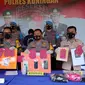 Polisi menunjukkan barang bukti hasil olah TKP rekayasa pembunuhan di Kuningan Jawa Barat. Foto (Liputan6.com / Panji Prayitno)