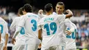 Para pemain Real Madrid merayakan gol yang dicetak oleh Cristiano Ronaldo pada laga La Liga di Stadion Santiago Bernabeu, Minggu (10/12/2017). Real Madrid menang 5-0 atas Sevilla. (AP/Francisco Seco)