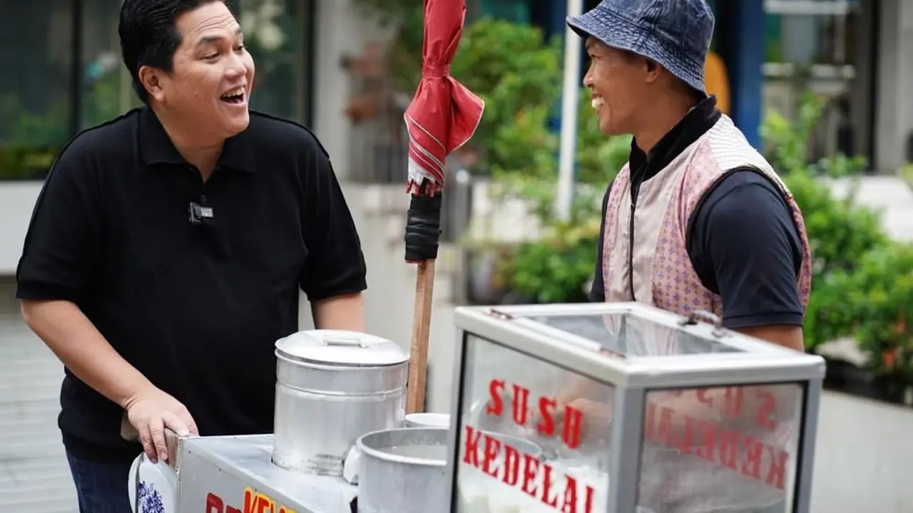 Ketum PSSI Erick Thohir Menemui Wasit Liga 2 yang Banting Setir Jadi Penjual Kembang Tahu