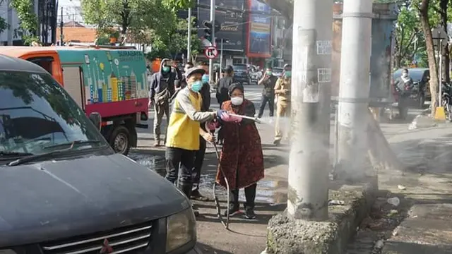 Tri Rismaharini Terjun Langsung, Ini 7 Potret Penyemprotan Desinfektan di Surabaya