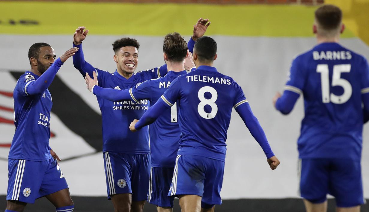 Leicester City akhirnya berhasil kembali menorehkan hasil positif kala bertandang ke markas Fulham pada laga lanjutan Liga Inggris musim 2020-2021. (Peter Cziborra/Pool via AP)