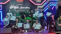 Para konsumen pertama yang beruntung menerima unit Ninja ZX-6R 24 Model Year (Otosia.com/Nazar Ray)