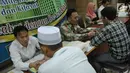 Petugas zakat melakukan ijab penerimaan zakat di Masjid Istiqlal, Jakarta, Jumat (1/7). Waktu pembayaran dibuka hingga malam takbiran dengan pembayaran zakat senilai Rp50ribu dan beras 3,5 liter. (Liputan6.com/Helmi Afandi)