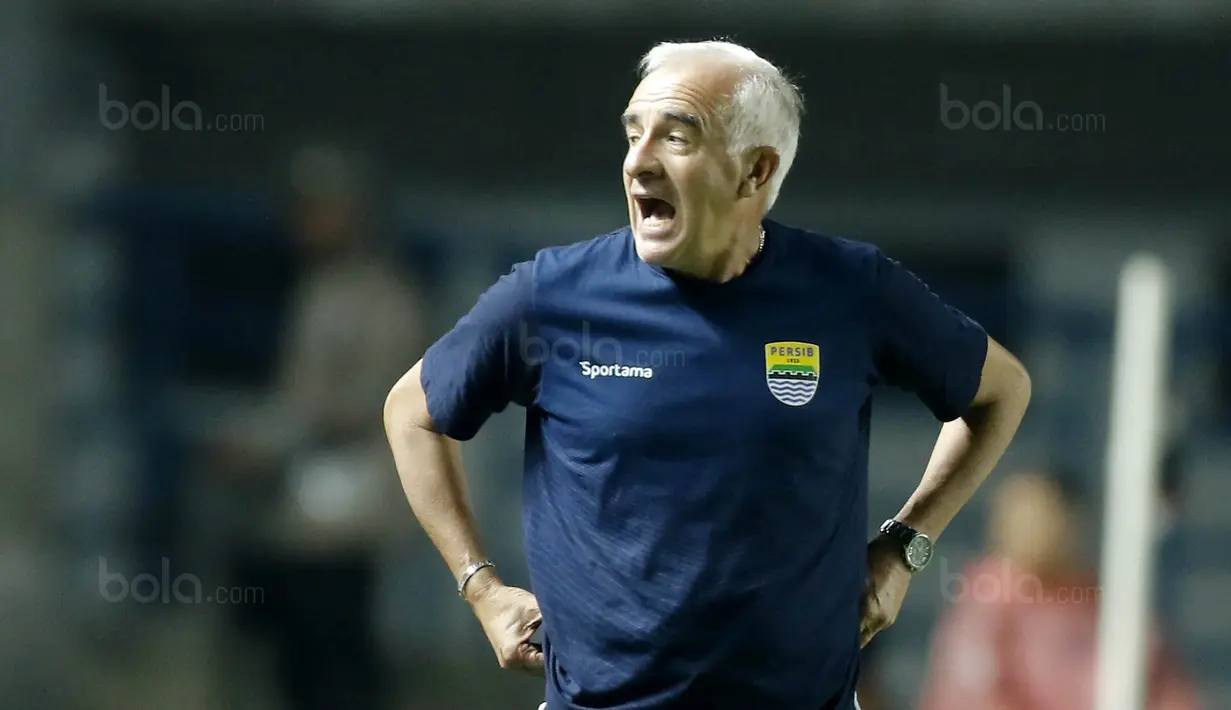 Pelatih Persib, Mario Gomez, memberikan arahan kepada anak asuhnya saat pertandingan melawan PSM pada laga Piala Presiden di Stadion GBLA, Bandung, Jumat (26/1/2018). Persib takluk 0-1 dari PSM. (Bola.com/M Iqbal Ichsan)