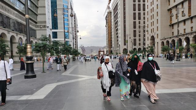 Potret jemaah haji Indonesia saling bergandengan saat menuju ke Masjid Nabawi, Madinah atau pulang ke hotel. Mereka saling menjaga, terutama kepada jemaah lansia.