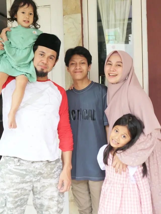 Jadi Ibu Lima Anak, Ini 6 Potret Terbaru Puput Melati Istri Ustaz Guntur Bumi