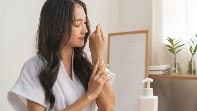 10 Perawatan Kulit Kering dan Sensitif yang Mudah Dilakukan Sehari-hari