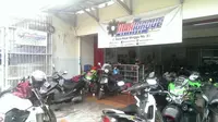 MaxTorque Motoshop, bengkel spesialis motor 250 cc ke atas berlokasi di Jalan Pasar Minggu, 150 meter dari stasiun ke arah Pancoran (Rio Apinino/Liputan6). 