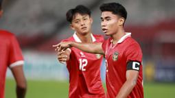 Pemain Timnas Indonesia U-20, Muhammad Ferarri (kanan) pada laga International Friendly Match U-20 melawan Selandia Baru di Stadion Utama Gelora Bung Karno (SUGBK), Jakarta, Minggu (19/02/2023). (Bola.com/Ikhwan Yanuar)