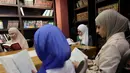 Perpustakaan ini menjadi tempat untuk merestorasi kembali memori budaya dan akses ilmu pengetahuan yang sempat terputus. Tampak dalam foto, para pengungsi Palestina membaca buku di perpustakaan Al-Ankaa (Phoenix), perpustakaan pertama yang dibuka sejak gencatan senjata di Jalur Gaza yang berisi buku-buku yang diselamatkan dari perpustakaan yang hancur selama perang Israel-Hamas, di lingkungan Rimal, Kota Gaza pada Selasa 21 April 2026. (Omar AL-QATTAA/AFP)