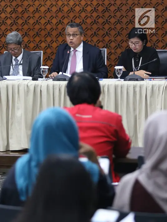 Gubernur BI Perry Warjiyo (tengah) dan jajaran Dewan Gubernur memberi keterangan kepada media di Jakarta, Kamis (22/8/2019). Rapat Dewan Gubernur (RDG) BI memutuskan untuk menurunkan BI 7-day Reverse Repo Rate sebesar 25 basis poin menjadi 5,50 persen. (Liputan6.com/Angga Yuniar)