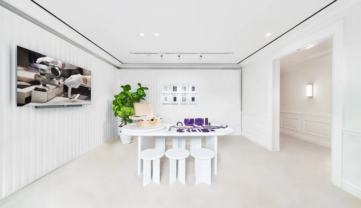 Detail pengerjaan hand-made setiap tas dari koleksi ini juga didemonstrasikan secara menarik.