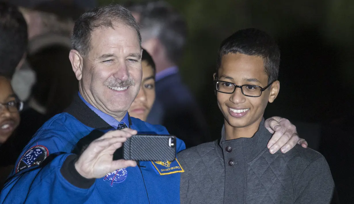 John M. Grunsfeld (kiri), Associate Administrator untuk Direktorat Misi Sains berpose dengan Ahmed Mohamed, remaja asal Texas yang sempat ditahan karena jam buatannya dianggap bom saat mengunjungi Gedung Putih, Senin (19/10). (REUTERS / Joshua Roberts)