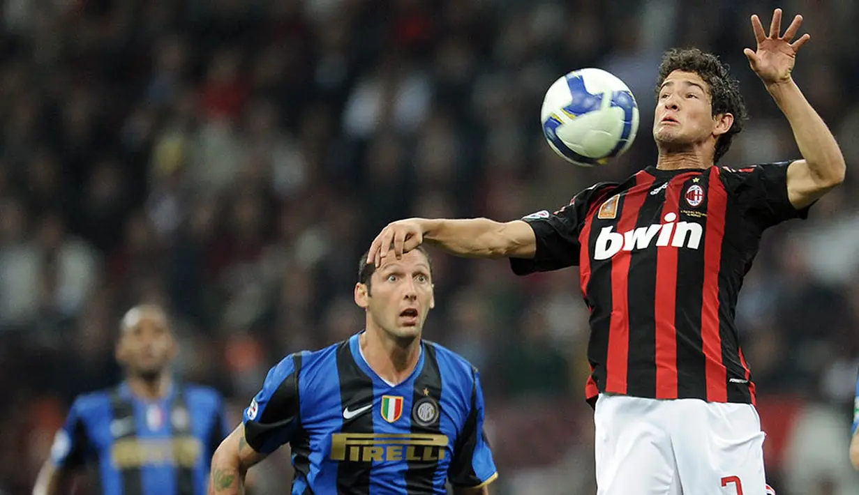 Alexandre Pato sendiri pernah berpetualang di Eropa kala musim 2007/2008 hingga 2012/2013. Saat itu dirinya bermain untuk AC Milan. (AFP/Filippo Monteforte)