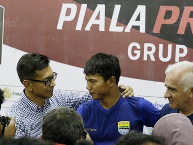 Bek Persib, Achmad Jufriyanto, memberikan keterangan pers usai laga Persib Vs PSM di Stadion GBLA, Bandung, Jumat (26/1/2018). Achmad Jufriyanto resmi mengumumkan kepindahannya dari Persib ke Kuala Lumpur FA, Malaysia. (Bola.com/M Iqbal Ichsan)