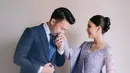 Di momen lain dari rangkaian pernikahan Jessica Mila dan Yakup Hasibuan, keduanya tampak mengenakan Songket Hiou motif Tapak Catur dari Merdi Sihombing. [Foto: Instagram/merdisihombingofficial]