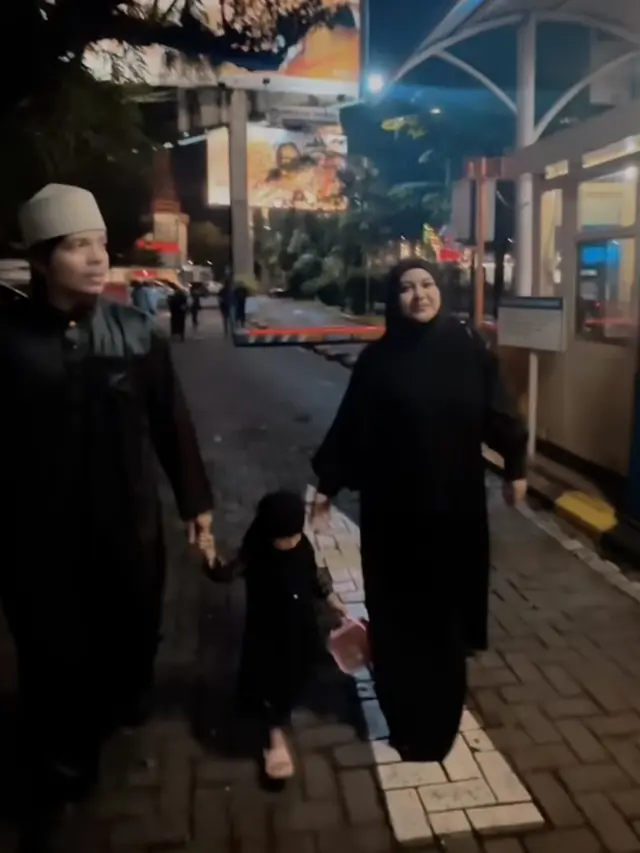 Aurel Hermansyah Shalat Tarawih Malam Pertama. [@aurelie.hermansyah]