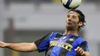 Bek Inter Milan, Cristian Chivu beraksi dalam partai Serie A kontra Genoa pada 26 Oktober 2008 di San Siro, Milan. AFP PHOTO/DAMIEN MEYER