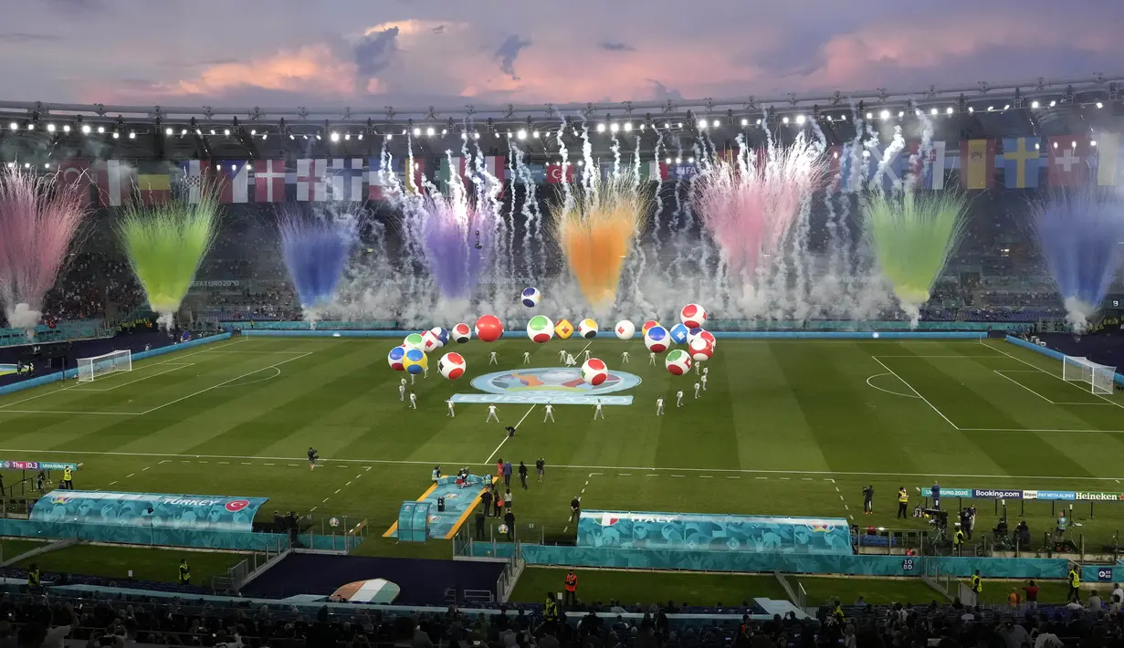 Suasana Opening Ceremony dari tribun penonton yang memperlihatkan kembang api warna-warni yang menghiasi stadion kebanggan AS Roma dan juga Lazio. (Foto: AP/Pool/Andrew Medichini)