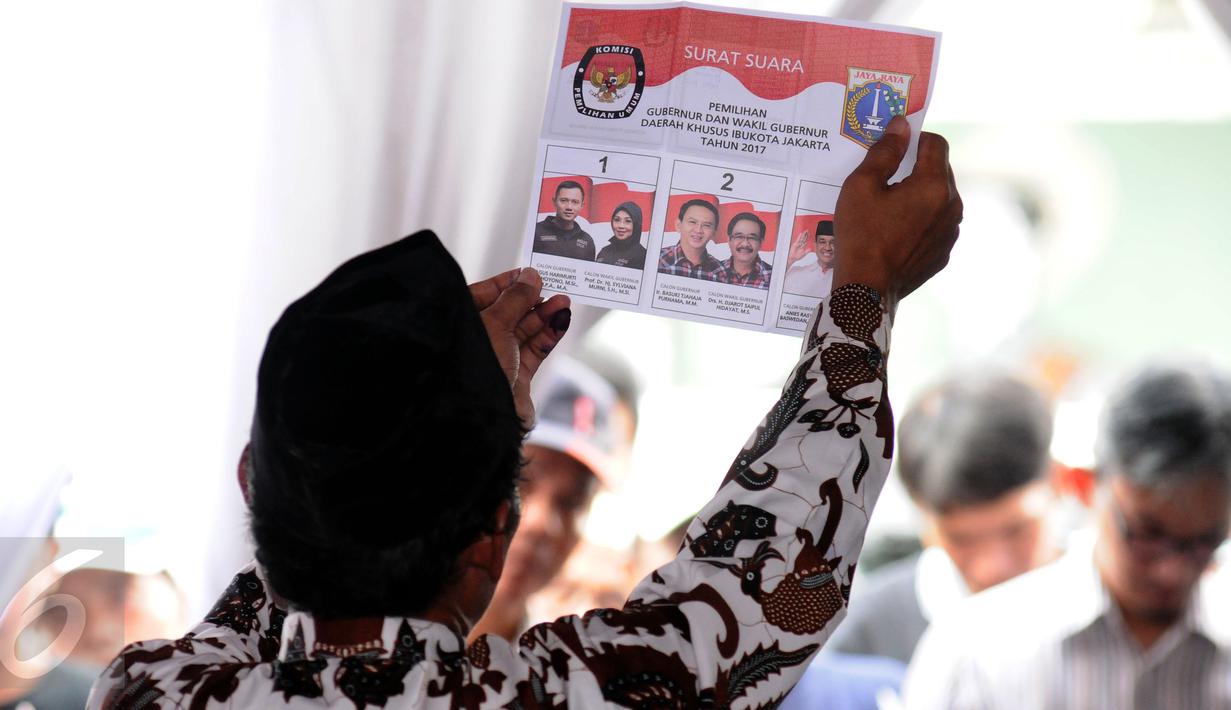 Petugas KPPS menunjukkan keabsahan surat suara Pilkada DKI Jakarta di TPS 027 Kebagusan, Jakarta, Rabu (15/2). Ahok-Djarot unggul dengan 254 suara sementara Anies-Sandi 207 serta AHY-Sylvi 85. (Liputan6.com/Helmi Fithriansyah)
