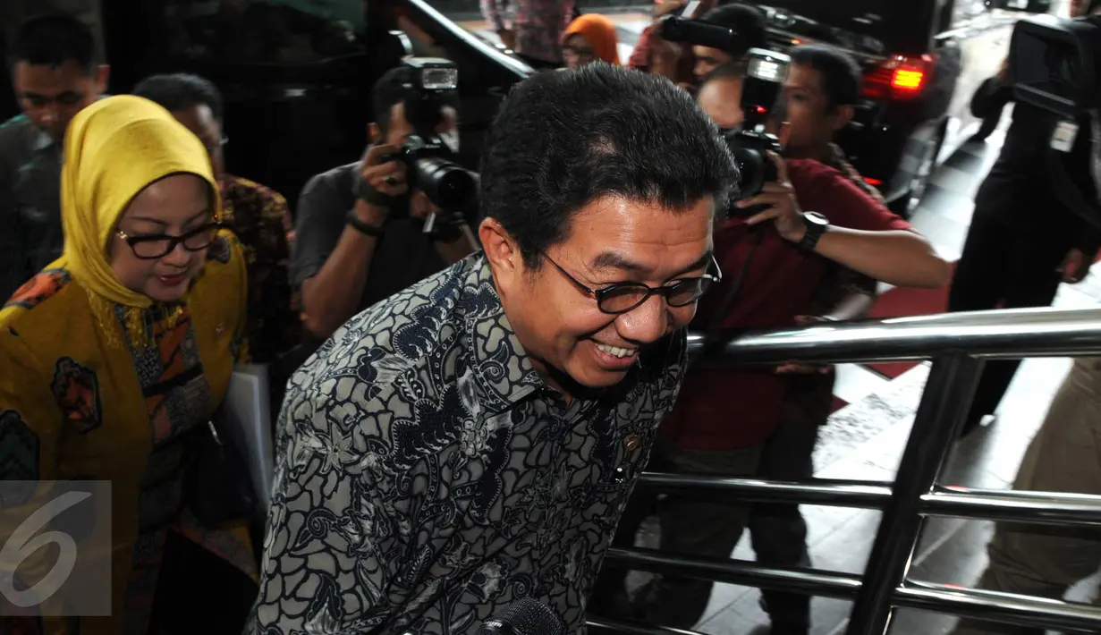 Ketua Dewan Komisioner Otoritas Jasa Keuangan (OJK), Muliaman D Hadad (depan) saat mendatangi pimpinan KPK di Gedung KPK, Jakarta, Jumat (19/02). (Liputan6.com/Helmi Afandi)
