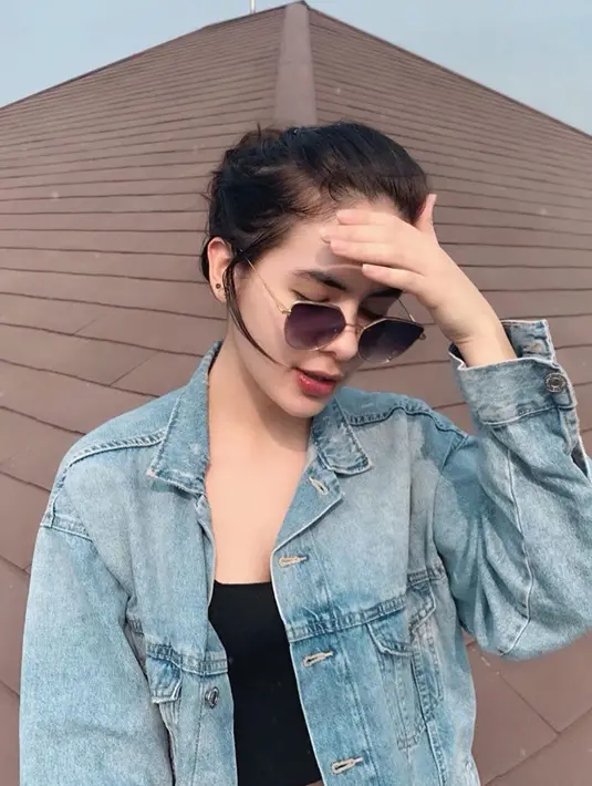 Dikenal sebagai sosok yang cantik, muda dan supel, aktris berdarah Jerman-Indonesia ini meamng selalu tuai pujian. Padahal dirinya hanya menggunakan denim dan aksesoris kacamata hitam.(Liputan6.com/IG/@steffizamoraaa)