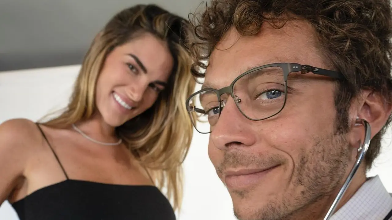 7 Potret Mesra Valentino Rossi dengan Francesca Sofia, Umumkan Kehamilan