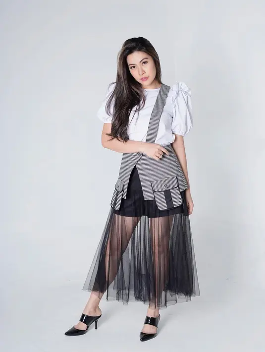 Padanan puff sleeve top warna putih dengan tulle skirt dan obi belt beri kesan manis. [Foto: IG/jenny.mci8].
