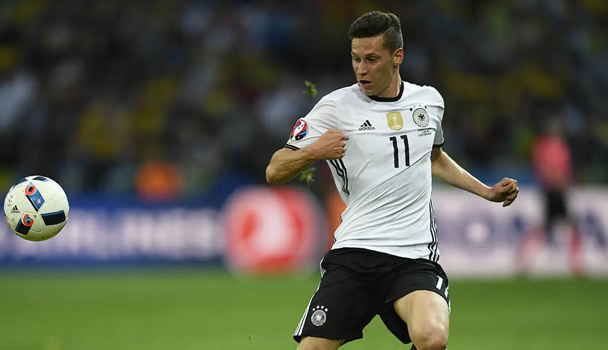 2. Julian Draxler, bintang muda Jerman ini diberitakan, Bild, masuk dalam radar transfer Manchester United. Gelandang Wolfsburg ini mampu menembus skuat inti klub dan timnas Jerman meski usianya masih 22 tahun. (AFP/Martin Bureau) 