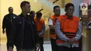 Diketahui, kasus suap di Dinas PUPR ini bermula dari operasi tangkap tangan (OTT) KPK di Kabupaten OKU pada 15 Maret 2025 lalu. Tampak dalam foto, Wakil Ketua Dewan Perwakilan Rakyat Daerah (DPRD) Kabupaten Ogan Komering Ulu periode 2024-2029, Parwanto (depan) sesaat sebelum rilis penetapan penahanan di Gedung Merah Putih Komisi Pemberantasan Korupsi (KPK), Jakarta, Kamis 20 November 2025. (Liputan6.com/Helmi Fithriansyah)