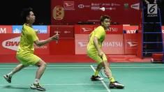 Pasangan ganda putra, Kevin Sanjaya Sukamuljo/Marcus Fernaldi mengembalikan kok ke pasangan China, Li Junhui/Liu Yuchen pada babak final Indonesia Masters 2018 di Jakarta, Minggu (28/1). Kevin/Marcus menang 11-21, 21-10, 21-16. (Liputan6.com/Angga Yuniar)