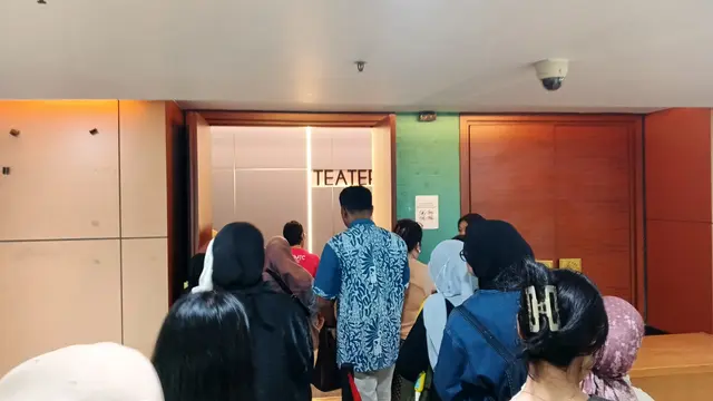 Pengunjung mengantre memasuki teater kecil Taman Ismail Marzuki