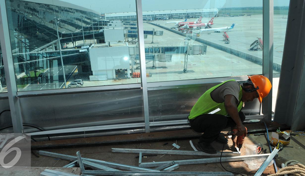 Pekerja menyelesaikan pembangunan Tower Air Traffic Controller (ATC)‎ di Terminal 3 Ultimate Bandara Soetta Tangerang, Rabu (13/7). Angkasa Pura II kebut pembangunan ATC dengan target penyelesaian tower 1 minggu mendatang. (Liputan6.com/Helmi Afandi)