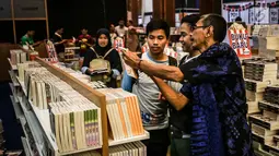 Pengunjung memilih buku untuk dibeli saat mengunjungi pameran Indonesia International Book Fair (IIBF) 2017 di JCC, Jakarta,Rabu (6/9). (Liputan6.com/Angga Yuniar)