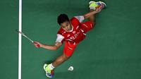 Pebulu tangkis tunggal putra Indonesia Anthony Sinisuka Ginting mengembalikan pukulan ke arah tunggal putra India, Lakshya Sen pada final putra turnamen bulu tangkis Piala Thomas 2022 di Impact Arena, Bangkok, Thailand, Minggu (15/5/2022). Ginting kalah rubber game melawan tunggal pertama India Lakshya Sen 21-8, 17-21, 16-21. (Manan VATSYAYANA / AFP)