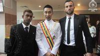 Ilija Spasojevic bersama rekan setim, R. Surendran, dan Lee Chong Wei berpose setelah menerima penghargaan dari Gubernur Melaka, Sabtu (15/10/2016). (Bola.com/Melaka United Facebook)