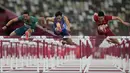 Rafael Pereira (kiri) asal Brasil, Kuei-Ru Chen (tengah) asal China Taipe, dan Wenjun Xie asal China, bersaing dalam lari gawang 110 meter putra pada  Olimpiade Tokyo 2020, Selasa (3/8/2021). (Foto: AP/Petr David Josek)