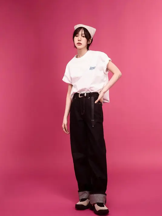 Perlahan gayanya makin kasual dengan kaos tanpa banyak motif, celana pendek dan sepatu gelap. [Instagram @todayis_wendy]