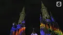 Cahaya warna warni menghiasi Gereja Katedral saat pemutaran video mapping tentang sejarah Kongres Pemuda II , Jakarta, Minggu (27/12/2019). Pemutaran video mapping ini untuk memperingati Hari Sumpah Pemuda ke-91 dan berlangsung hingga 28 Oktober. (Liputan6.com/Helmi Fithriansyah)