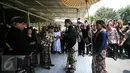 Putra Mahkota KBPH Prabu Suryodilogo (kiri) menyambut Raja kesultanan Yogyakarta Sultan Hamengku Buwono X saat menghadiri pemakaman  KGPAA Paku Alam IX di Puro Pakualaman, Yogyakarta, Minggu (22/11/2015). (Foto:Boy  Harjanto)