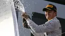 Nico Rosberg dari Tim Marcedes merayakan kemenangan di seri pertama musim balap 2016 di Australia, Minggu (20/3/2016). Dari 22 pebalap, hanya 16 nama yang bisa menyelesaikan hingga finis di Sirkuit Melbourne Grand Prix Albert Park (Reuters/Jason Reed)