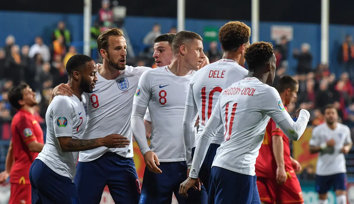 Perayaan gol timnas Inggris pada laga kedua Kualifikasi Piala Eropa 2020 yang berlangsung di Stadion Pod Goricom, Podgrica, Selasa (26/3). Timnas Inggris menang 5-1 atas Montenegro. (AFP/Andrej Isakovic)