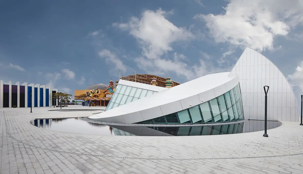 Siapa yang menyangka jika kafe milik G-Dragon ini berhasil menarik perhatian wisatawan. Kafe miliknya ini merupakan bagian dari YG Republique yang ada di dalam Jeju Shinhwa World. (Foto: koreaboo.com)